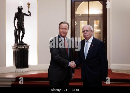 Il Segretario degli Esteri Lord David Cameron (a sinistra) saluta il Ministro degli Esteri dell'Autorità Nazionale palestinese Riyad al-Maliki, mentre dà il benvenuto ai leader arabi e islamici alla Lancaster House di Londra. Data foto: Mercoledì 22 novembre 2023. Foto Stock