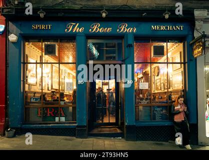 Esterno del Bow Bar di notte in Victoria Street nella città vecchia di Edimburgo, Scozia, Regno Unito Foto Stock