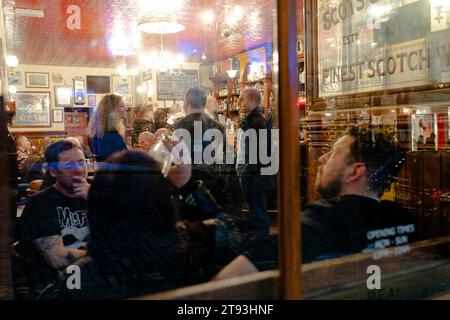 Guardando al Bow Bar di notte su Victoria Street nella città vecchia di Edimburgo, Scozia, Regno Unito Foto Stock