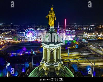 Vista aerea notturna di Edimburgo dall'ex quartier generale della Bank of Scotland ora Museum on the Mound di Edimburgo, Scozia, Regno Unito Foto Stock