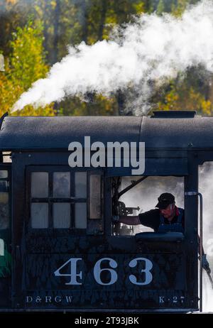 L'ingegnere prepara il motore 463 sulla Cumbres & Toltec Scenic Railroad, Chama, New Mexico Foto Stock