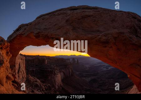 L'alba illumina Washerwoman e Mesa, Arch, Canyonlands National Park, Utah Foto Stock