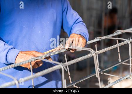 Fascio di cavi di acciaio per lavoratori per lavori di costruzione in cantiere. Foto Stock