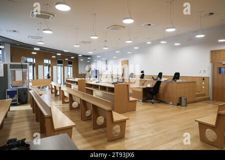 Eupen, Belgio. 22 novembre 2023. La figura mostra la sessione costitutiva della giuria al processo di assizes di Omar Benchamsy dinanzi alla Corte d'Assise della provincia di Liegi, mercoledì 22 novembre 2023. Benchamsy è accusato di due omicidi e di cinque tentativi di omicidio in un bar di Eupen. BELGA PHOTO BRUNO FAHY Credit: Belga News Agency/Alamy Live News Foto Stock