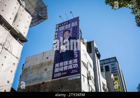 Taipei. 22 novembre 2023. Terry Gou, fondatore di Foxconn, banner elettorale a Taipei, Taiwan, il 22/11/2023 l'opposizione al partito al governo del DPP sta cercando di schierare un candidato congiunto, ma i colloqui sull'argomento non sono riusciti a produrre risultati finora. I candidati devono registrarsi per le elezioni presidenziali entro venerdì 24 novembre by Wiktor Dabkowski Credit: dpa/Alamy Live News Foto Stock