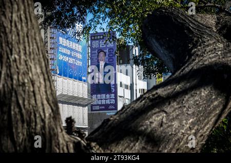 Taipei. 22 novembre 2023. Terry Gou, fondatore di Foxconn, banner elettorale a Taipei, Taiwan, il 22/11/2023 l'opposizione al partito al governo del DPP sta cercando di schierare un candidato congiunto, ma i colloqui sull'argomento non sono riusciti a produrre risultati finora. I candidati devono registrarsi per le elezioni presidenziali entro venerdì 24 novembre by Wiktor Dabkowski Credit: dpa/Alamy Live News Foto Stock