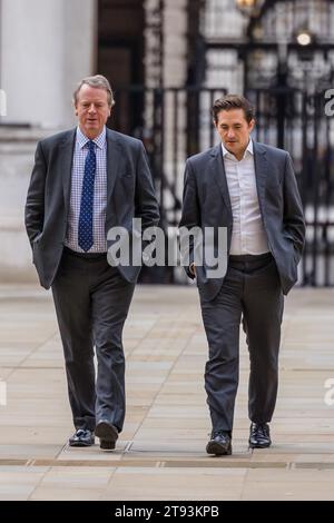 Downing Street, Londra, Regno Unito. 22 novembre 2023. Alister Jack MP, Segretario di Stato per la Scozia e Johnny Mercer MP, Ministro aggiunto (Ministro degli affari dei Veterani) presso l’Ufficio del Gabinetto, partecipa alla riunione settimanale del Gabinetto al 10 di Downing Street. Foto di Amanda Rose/Alamy Live News Foto Stock