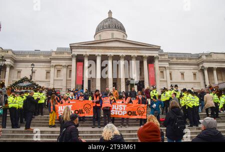 Londra, Regno Unito. 22 novembre 2023. Basta fermare gli attivisti del petrolio si riuniscono a Trafalgar Square. Gli attivisti sono stati arrestati dagli agenti della polizia metropolitana entro pochi secondi dal passaggio sulla strada a Whitehall, mentre il gruppo di azione per il clima continua le loro proteste contro le nuove licenze per i combustibili fossili. Credito: Vuk Valcic/Alamy Live News Foto Stock