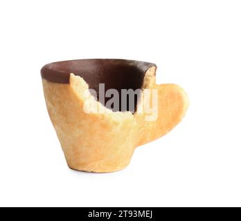 Mordere una tazza di biscotti con cioccolato isolato su bianco Foto Stock