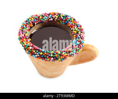Deliziosa tazza di caffè con biscotti commestibili decorata con spruzzi isolati su bianco Foto Stock