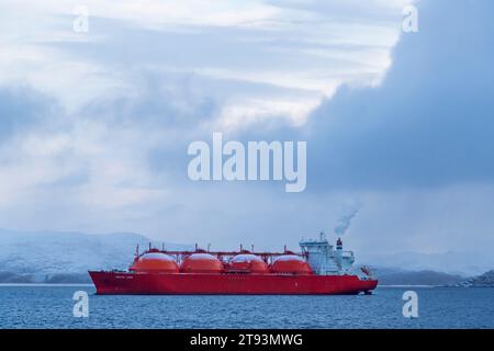 Arctic Lady LNG Tanker Liquid Natural gas Vessel in mare ancorato dal terminal di esportazione GNL vicino a Hammerfest, Norvegia, Scandinavia, Europa in ottobre Foto Stock