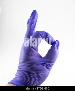 Foto ravvicinata di una mano guantata con un pepe fantasma Foto Stock