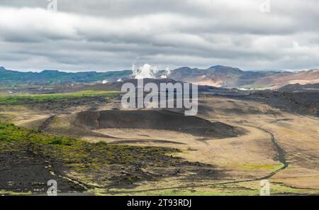 La vista del cratere Hverfjall è un grande cratere vicino al lago Myvatn e uno dei paesaggi vulcanici più affascinanti dell'Islanda, l'Europa Foto Stock