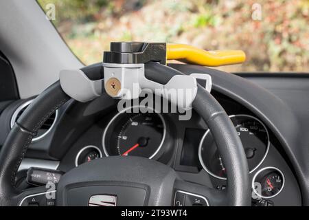 bloccasterzo su un'auto con guida a sinistra Foto Stock