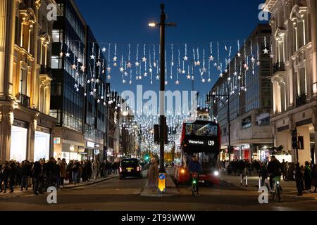 Luci di Natale al tramonto su Oxford Street, West End di Londra, Inghilterra, Regno Unito Foto Stock