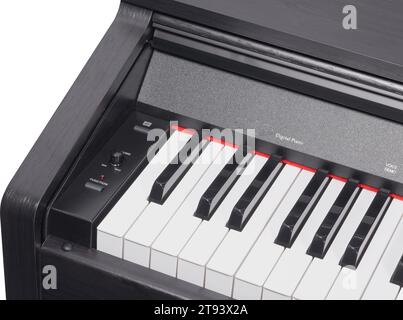 Dettaglio di un classico pianoforte elettronico nero con tastiera su sfondo bianco Foto Stock