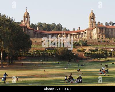 Union Buildings a Pretoria con molte persone che si rilassano nel grande parco cittadino di fronte. Pretoria, Gauteng, Sudafrica. Foto Stock