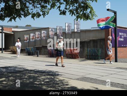 Esterno del museo dell'apartheid a Soweto, Gauteng, Sudafrica, con tre turisti. Foto Stock