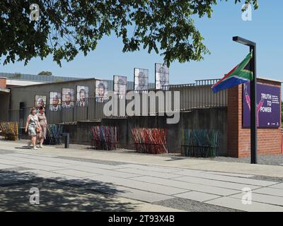 Esterno del museo dell'apartheid a Soweto, Gauteng, Sudafrica, con due turisti. Foto Stock