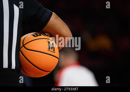 College Park, Maryland, USA. 21 novembre 2023. Una vista dettagliata del basket durante la partita di basket NCAA tra gli UMBC Retrievers e i Maryland Terrapins all'Xfinity Center di College Park, Maryland. Reggie Hildred/CSM/Alamy Live News Foto Stock