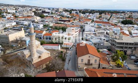 Vista aerea della Moschea di Camii-Kebir e della zona di Mouttalos nel centro storico di Paphos, Paphos, Repubblica di Cipro. Foto Stock