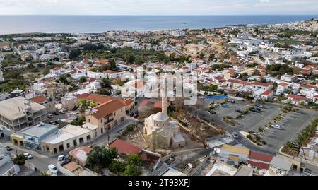 Vista aerea della Moschea di Camii-Kebir e della zona di Mouttalos nel centro storico di Paphos, Paphos, Repubblica di Cipro. Foto Stock