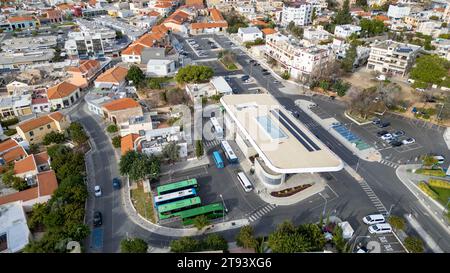 Vista aerea della nuova stazione degli autobus di Karavella, del centro storico di paphos, di paphos, Cipro. Foto Stock