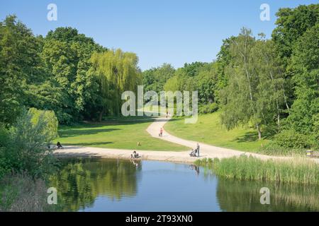 Ententeich, Rudolph-Wilde-Park, Schöneberg, Tempelhof-Schöneberg, Berlino, Deutschland *** didascalia locale ***, Berlino, Deutschland *** stagno delle anatre, Rudolph Wilde Park, Schöneberg, Tempelhof Schöneberg, Berlino, didascalia locale Germania, Berlino, Germania credito: Imago/Alamy Live News Foto Stock