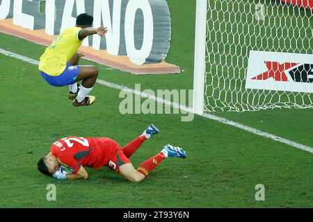 21 novembre 2023; Stadio Maracana, Rio de Janeiro, Brasile: Endrick of Brasil fa baldoria sul portiere Emiliano Mart&#xed;nez dell'Argentina durante la partita di qualificazione alla Coppa del mondo FIFA 2026 contro il Brasile Foto Stock