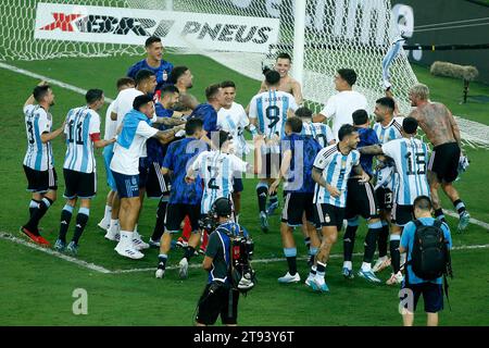 21 novembre 2023; Stadio Maracana, Rio de Janeiro, Brasile: I giocatori argentini celebrano la vittoria delle loro squadre dopo la partita di qualificazione al campionato del mondo FIFA 2026 contro il Brasile Foto Stock