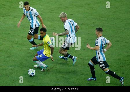 21 novembre 2023; Stadio Maracana, Rio de Janeiro, Brasile: Rodrygo del Brasile sfidato da Rodrigo De Paul, Nahuel Molina e giovani lo Celso dell'Argentina, durante la partita di qualificazione alla Coppa del mondo FIFA 2026 contro il Brasile Foto Stock