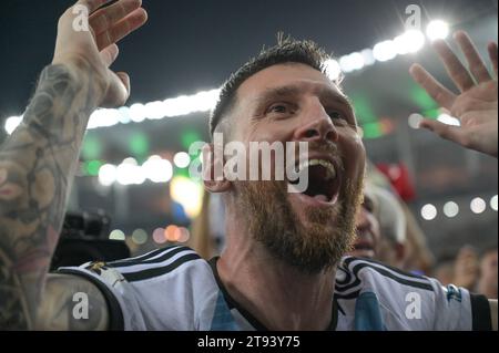 21 novembre 2023; Stadio Maracana, Rio de Janeiro, Brasile: L'argentino Lionel messi celebra la vittoria delle sue squadre dopo la partita di qualificazione al campionato mondiale di calcio 2026 contro il Brasile Foto Stock