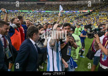 21 novembre 2023; Stadio Maracana, Rio de Janeiro, Brasile: L'argentino Lionel messi celebra la vittoria delle sue squadre dopo la partita di qualificazione al campionato mondiale di calcio 2026 contro il Brasile Foto Stock