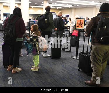 Milwaukee, Wisconsin, USA. 22 novembre 2023. I viaggiatori devono partecipare alla proiezione TSA presso l'aeroporto internazionale General Mitchell di Milwaukee, Wisconsin, mercoledì mattina 22 novembre 2023. (Immagine di credito: © Mark Hertzberg/ZUMA Press Wire) SOLO USO EDITORIALE! Non per USO commerciale! Foto Stock