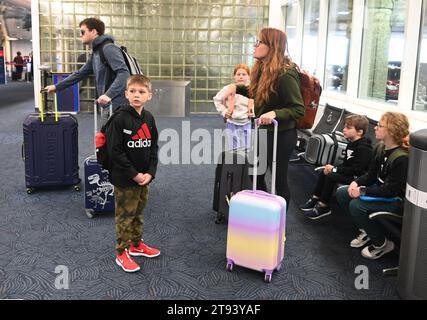 Milwaukee, Wisconsin, USA. 22 novembre 2023. Viaggiatori all'aeroporto internazionale General Mitchell di Milwaukee, Wisconsin mercoledì mattina 22 novembre 2023. (Immagine di credito: © Mark Hertzberg/ZUMA Press Wire) SOLO USO EDITORIALE! Non per USO commerciale! Foto Stock