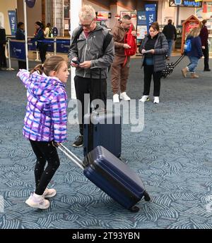 Milwaukee, Wisconsin, USA. 22 novembre 2023. Viaggiatori all'aeroporto internazionale General Mitchell di Milwaukee, Wisconsin mercoledì mattina 22 novembre 2023. (Immagine di credito: © Mark Hertzberg/ZUMA Press Wire) SOLO USO EDITORIALE! Non per USO commerciale! Foto Stock