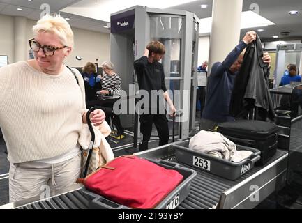 Milwaukee, Wisconsin, USA. 22 novembre 2023. I viaggiatori devono partecipare alla proiezione TSA presso l'aeroporto internazionale General Mitchell di Milwaukee, Wisconsin, mercoledì mattina 22 novembre 2023. (Immagine di credito: © Mark Hertzberg/ZUMA Press Wire) SOLO USO EDITORIALE! Non per USO commerciale! Foto Stock