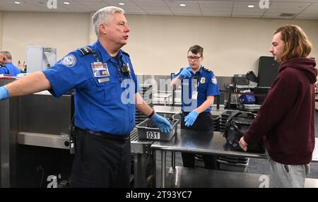 Milwaukee, Wisconsin, USA. 22 novembre 2023. I viaggiatori devono partecipare alla proiezione TSA presso l'aeroporto internazionale General Mitchell di Milwaukee, Wisconsin, mercoledì mattina 22 novembre 2023. (Immagine di credito: © Mark Hertzberg/ZUMA Press Wire) SOLO USO EDITORIALE! Non per USO commerciale! Foto Stock