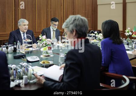 R-L Annalena Baerbock, Bundesaussenministerin, trifft Antonio Tajani, Aussenminister von Italien, zum Gespraech im Auswaertigen AMT a Berlino, 22.11.2023. Berlin Deutschland *** R L Annalena Baerbock, Ministro federale degli Esteri, incontra Antonio Tajani, Ministro degli Esteri italiano, per colloqui presso il Ministero federale degli Esteri di Berlino, 22 11 2023 Berlino Germania Copyright: XJaninexSchmitz/photothek.dex Credit: Imago/Alamy Live News Foto Stock