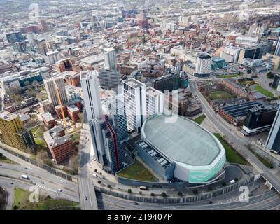 Veduta a volo d'uccello della città. Altus House, Leeds, Regno Unito. Architetto: O'Connell East Architects, 2022. Foto Stock