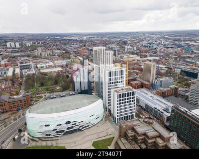 Veduta a volo d'uccello della città. Altus House, Leeds, Regno Unito. Architetto: O'Connell East Architects, 2022. Foto Stock