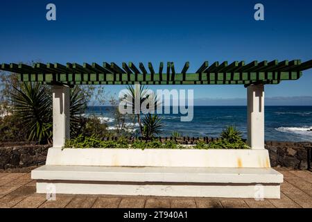 Vista turistica classica della spiaggia di Playa Jardín, Puerto de la Cruz, Teneˈɾife; Tenerife, Isole Canarie, Spagna, turismo, sole invernale, visite turistiche. Foto Stock