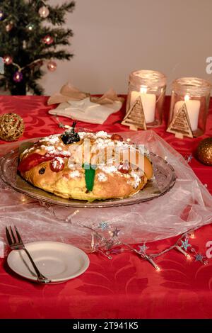 Bolo rei, tipica torta portoghese utilizzata alle feste di Natale a dicembre e a gennaio, il giorno del Re, fatta con frutta secca e candita al COV Foto Stock