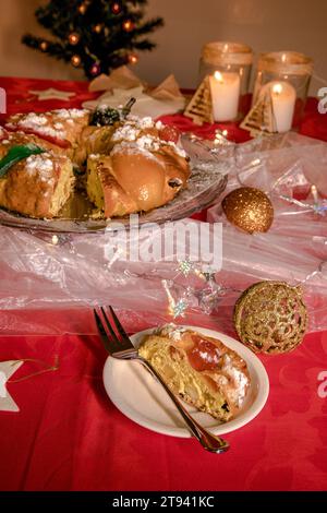 Bolo rei, tipica torta portoghese utilizzata alle feste di Natale a dicembre e a gennaio, il giorno del Re, fatta con frutta secca e candita al COV Foto Stock