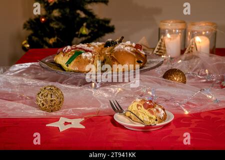 Bolo rei, tipica torta portoghese utilizzata alle feste di Natale a dicembre e a gennaio, il giorno del Re, fatta con frutta secca e candita al COV Foto Stock