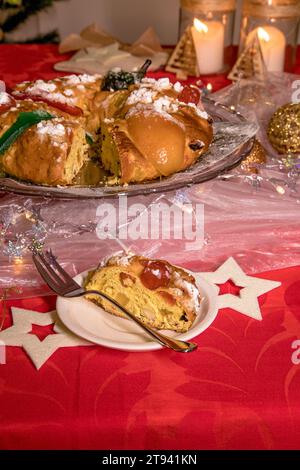 Bolo rei, tipica torta portoghese utilizzata alle feste di Natale a dicembre e a gennaio, il giorno del Re, fatta con frutta secca e candita al COV Foto Stock