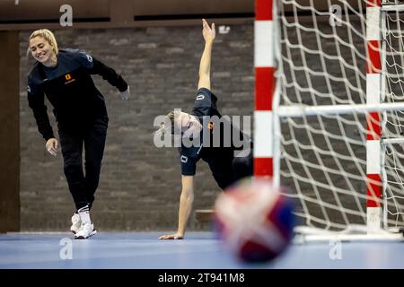 ARNHEM - Estavana Polman e Lois Abbingh durante l'allenamento della squadra femminile di pallamano per la Coppa del mondo. La Coppa del mondo si svolge in Danimarca, Norvegia e Svezia. ANP ROBIN VAN LONKHUIJSEN paesi bassi Out - belgio Out Foto Stock