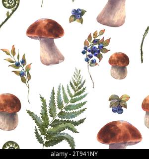 Funghi di bolo commestibili della foresta con mirtilli, lingonberries, ramoscelli, felce. Illustrazione acquerello, disegnata a mano. Motivo senza cuciture su sfondo bianco Foto Stock