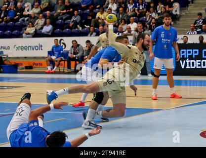 Porto, 19/11/2023 - il Futebol Clube do Porto ha ospitato il Football Club «OS Belenenses» questo pomeriggio, all'Arena Pavilhão Dragão, in una partita che conta per il dodicesimo round del Campionato Nazionale di pallamano - 2023/2024. Daymaro Salina. (José Carmo / immagini globali) Foto Stock