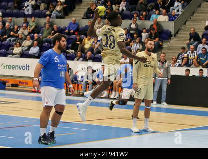 Porto, 19/11/2023 - il Futebol Clube do Porto ha ospitato il Football Club «OS Belenenses» questo pomeriggio, all'Arena Pavilhão Dragão, in una partita che conta per il dodicesimo round del Campionato Nazionale di pallamano - 2023/2024. Mamadou Diocou. (José Carmo / immagini globali) Foto Stock